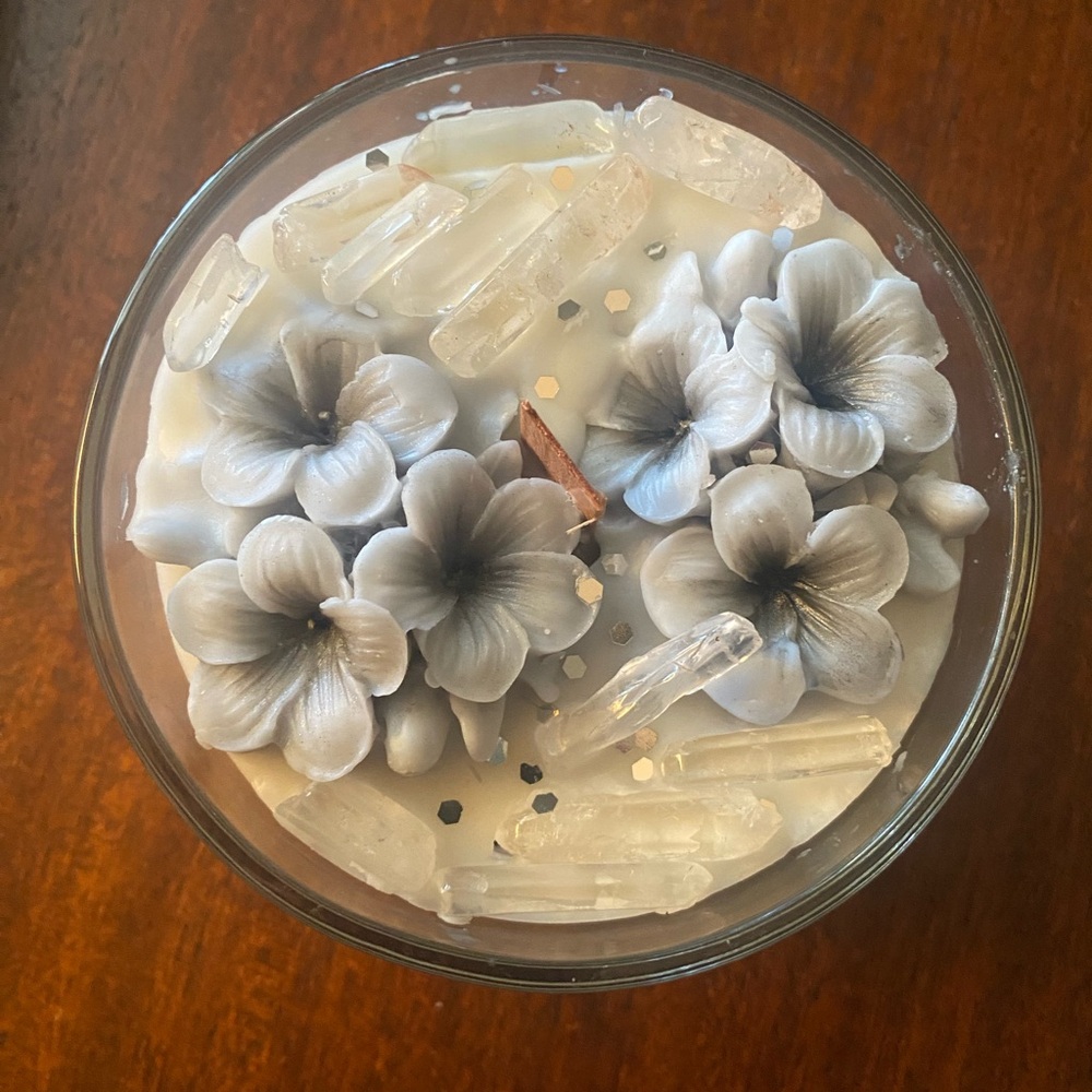 New 11 ounce soy cleanburning, vanilla scented candle gray & crystal accents